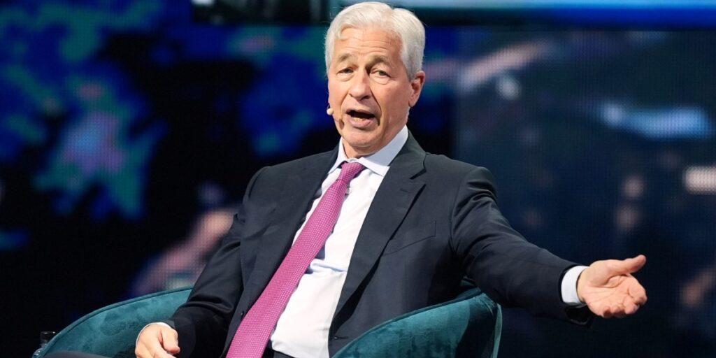 Le président Trump poursuit Jamie Dimon de JPMorgan pour 5 milliards de dollars, affirmant que son compte bancaire a été annulé en 2021 en raison de ses opinions politiques.