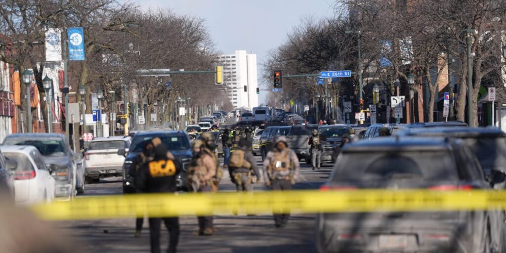 Un autre agent fédéral tire et tue une autre personne à Minneapolis. Un policier dit « bouh hoo » à un passant.