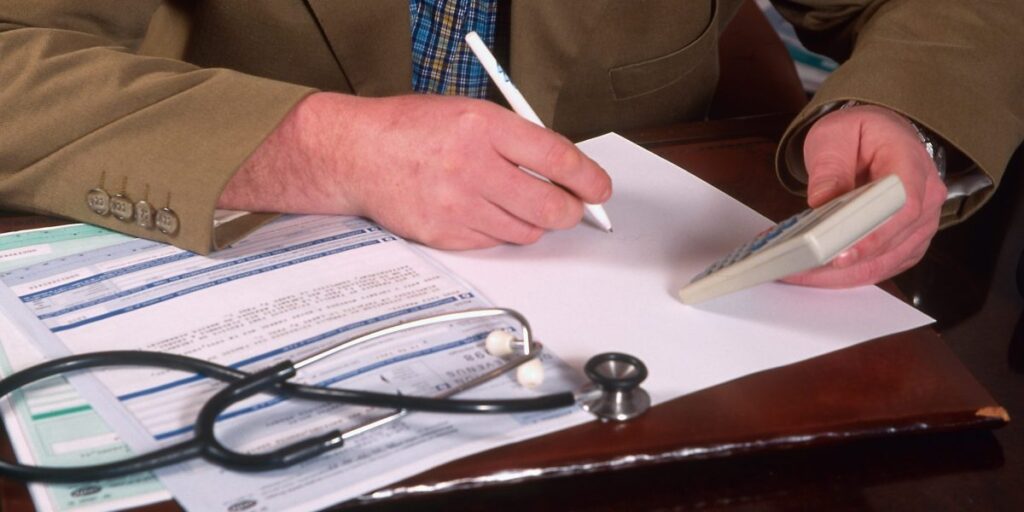 Un ancien conseiller de la Maison Blanche révèle la véritable raison de la hausse des coûts médicaux : disparité salariale entre les médecins de Medicare