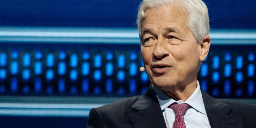 Jamie Dimon rejette la stratégie de Jeff Bezos et rachète les actions de JPMorgan, avec un bénéfice attendu de 770 millions de dollars en 2025