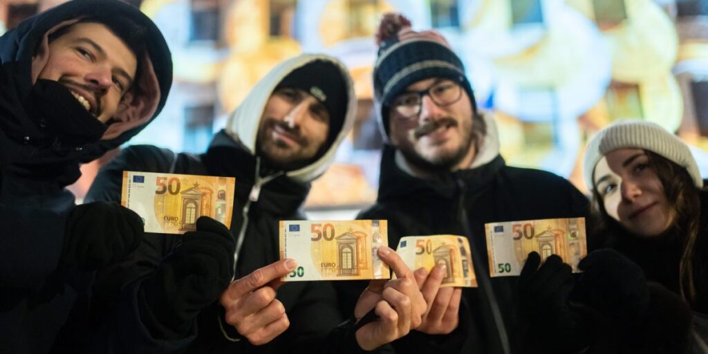 Un guichet automatique bancaire dans un ancien pays communiste émet l’euro pour la première fois après son adhésion à l’union monétaire