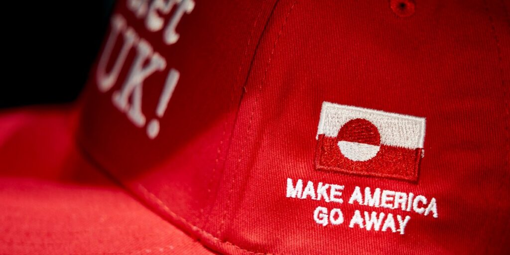 Des manifestants pro-Groenlandais se moquent du slogan MAGA du président Trump avec des casquettes « Make America Leave »