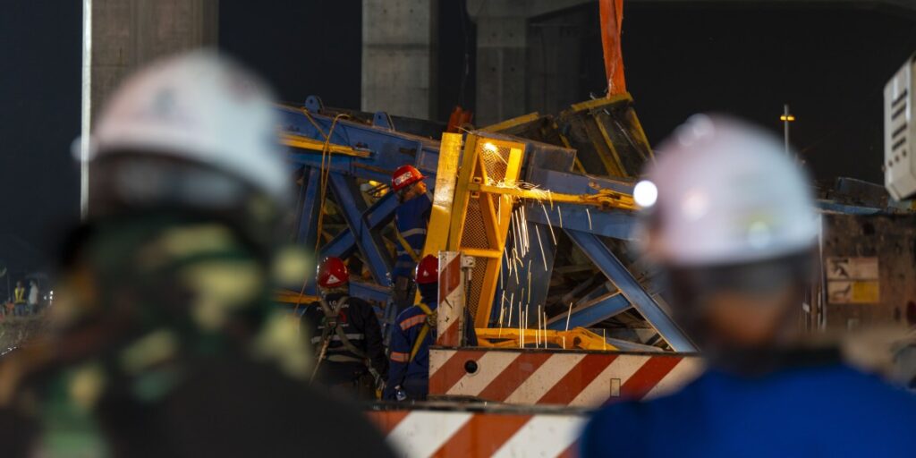 L’entreprise de construction Italian Thai Development souffre d’un incendie dû à l’effondrement continu d’une grue