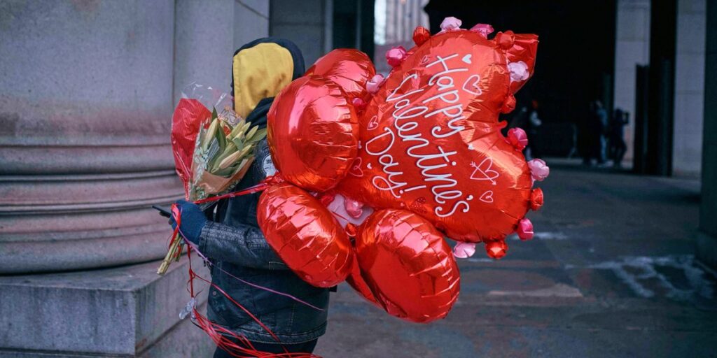 Présentation des femmes qui ont abandonné leur mari pour le « Galentin’s Day ». Aucun homme n’est autorisé à entrer « sauf si le barman est un homme »