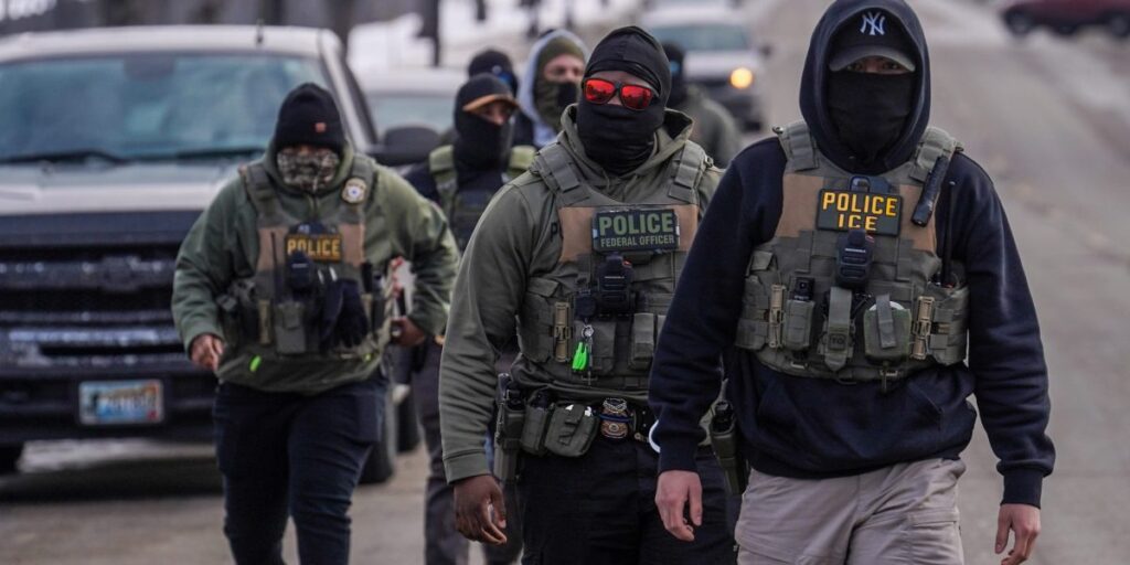 Les agents d’immigration se font passer pour des ouvriers du bâtiment, des chauffeurs-livreurs et des militants anti-ICE