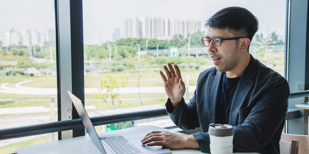 Un recruteur révèle une mauvaise étiquette lors des entretiens Zoom : peignoirs, yoga, externalisation de la réflexion vers l’IA