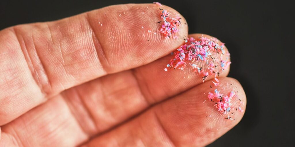 Les scientifiques nient les risques potentiels pour la santé causés par les microplastiques, affirmant que les gens sont obèses