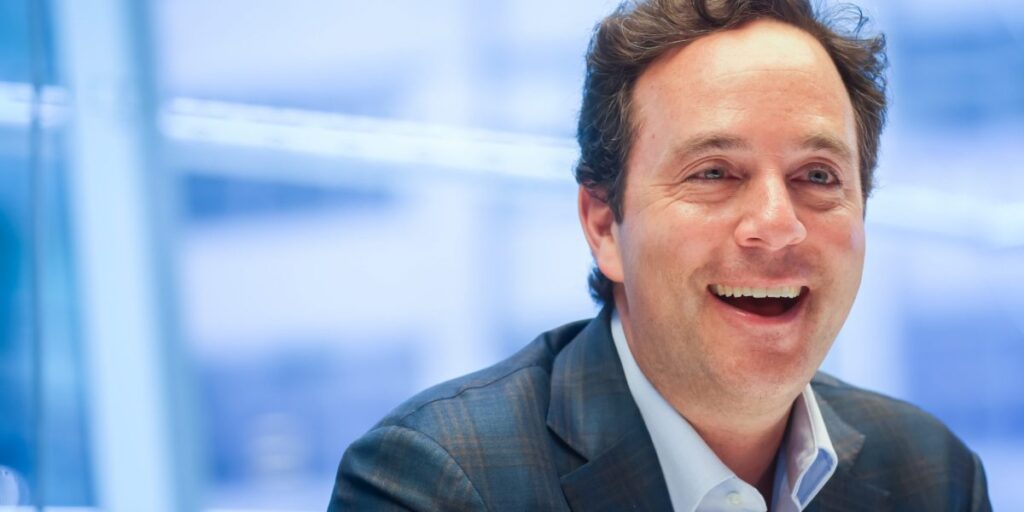 Le PDG de l’entreprise technologique qui a créé Hinge et Tinder a mis en place une ligne d’assistance téléphonique où le personnel peut lui envoyer un message à tout moment. « Il n’y a pas de hiérarchie. Il n’y a pas de filtre. Juste une véritable contribution. »