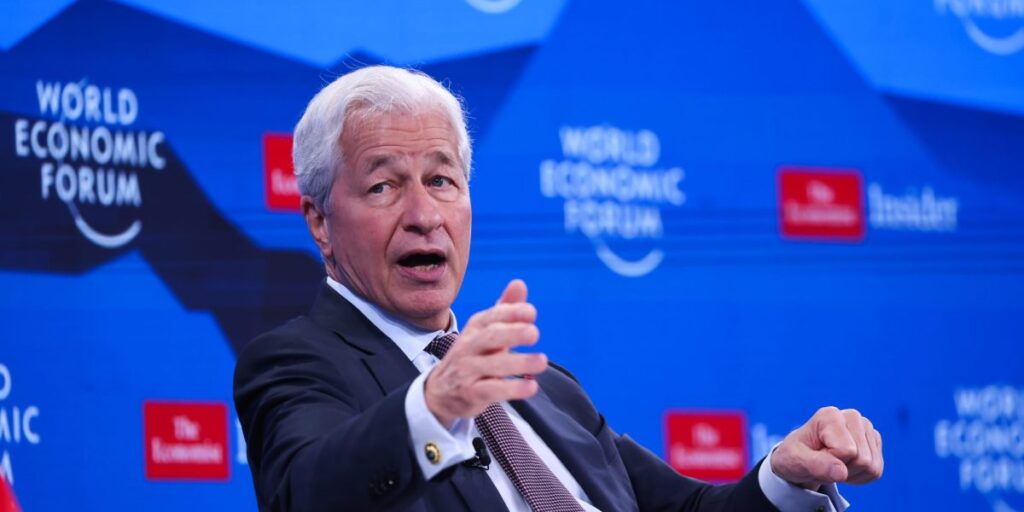 Jamie Dimon dit que la société devrait se préparer aux licenciements dus à l’IA : « Il est maintenant temps de commencer à réfléchir »