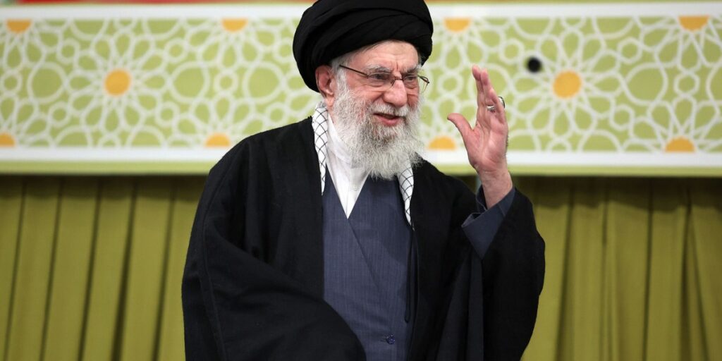 Israël appelle à la décapitation de l’Iran alors que les États-Unis attaquent des cibles militaires suite au meurtre présumé de l’ayatollah Khamenei