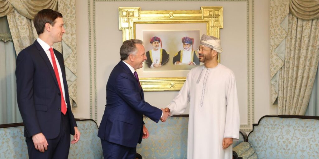 Les États-Unis et l’Iran vont poursuivre leurs négociations nucléaires alors que Trump envoie le plus grand porte-avions du monde au Moyen-Orient