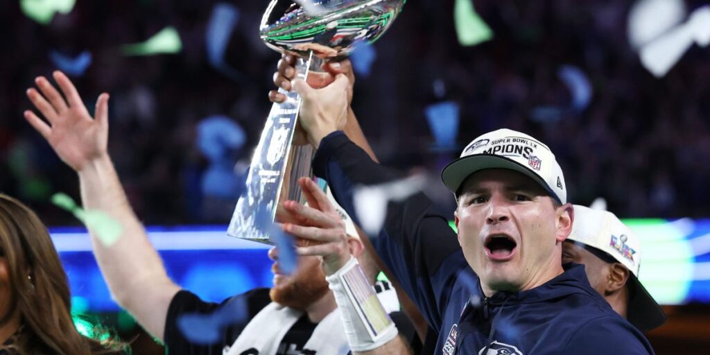 L’entraîneur-chef des Seahawks abandonne une carrière facile dans la finance chez KPMG pour un stage de football – 12 ans plus tard, victoire du Super Bowl à 38 ans