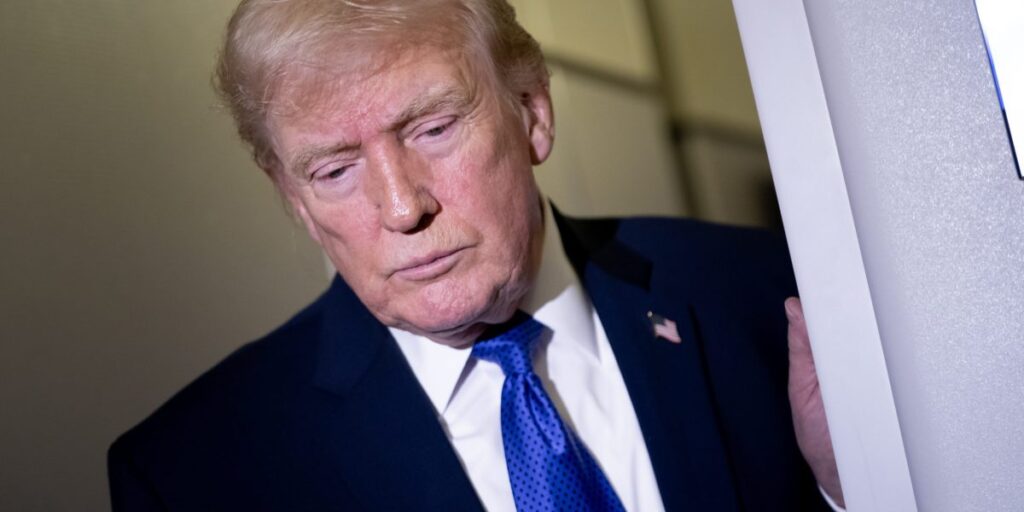 Les tarifs douaniers du président Trump sont des « taxes sales » qui aggraveront la crise de la dette nationale, estimée à 38 600 milliards de dollars.