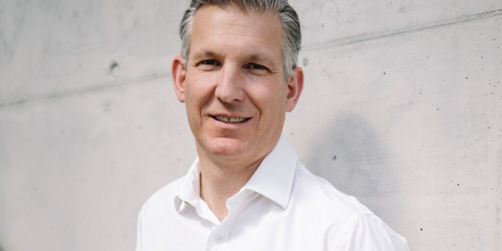 Le PDG de Nestlé boit huit tasses de café par jour, mais affirme que le secret pour garder les employés de la génération Z alertes est « d’apprendre constamment »