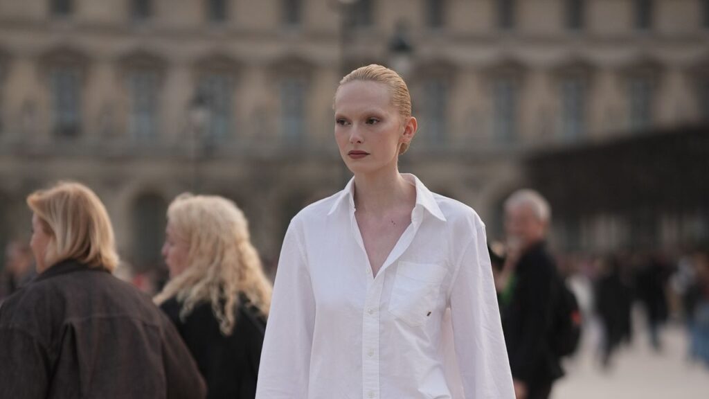 Fashion Week de Paris : les looks décalés des mannequins montrent les signes du printemps