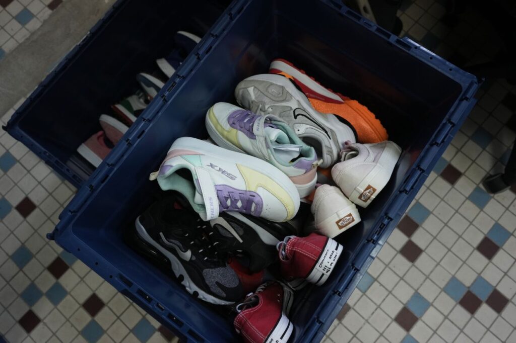 Les étapes circulaires de la mode : un atelier parisien qui régénère les baskets usagées