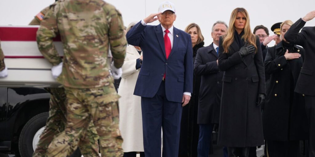 Le président Trump pleure sa famille alors que les soldats tués dans la guerre au Moyen-Orient rentrent chez eux