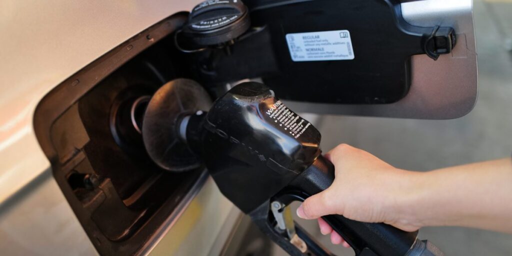 La « plus grande saison de remboursement d’impôts de l’histoire » du président Trump est complètement engloutie par la flambée des prix de l’essence