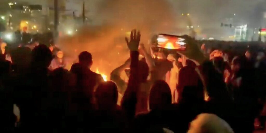 Un lutteur vedette de 19 ans et deux autres jeunes hommes pendus alors que le régime iranien réprime la dissidence