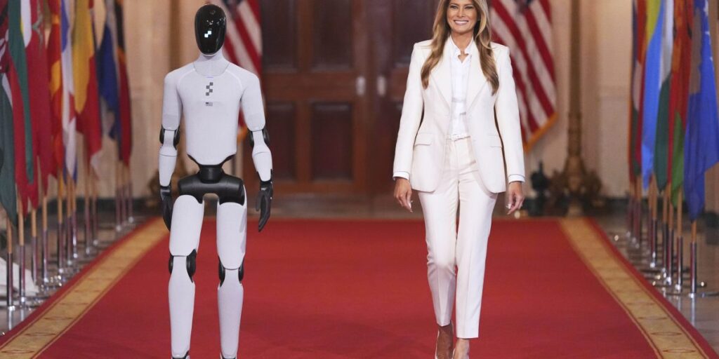 Melania Trump apparaît escortée par un robot humanoïde : « Je suis Figure 03, un robot humanoïde créé pour les États-Unis d’Amérique. »
