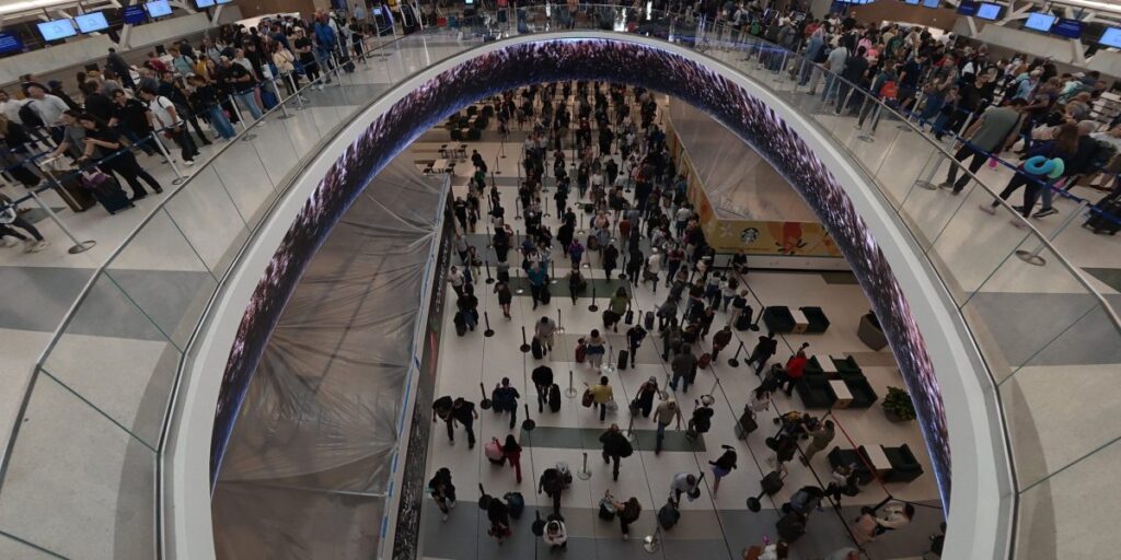 Le « père de l’aéroport » fait face à de longues files d’attente alors que les voyageurs sont invités à ne pas arriver trop tôt
