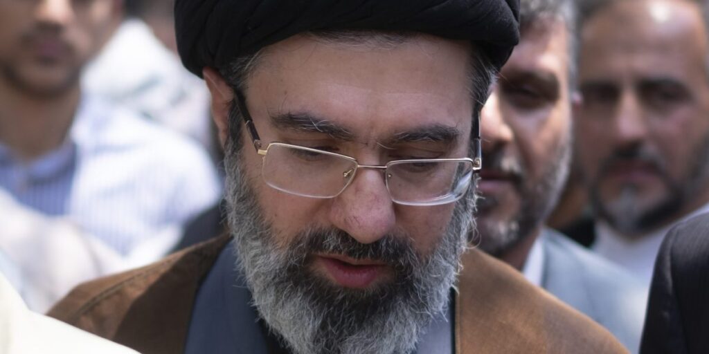 Fars dit que l’Iran choisira le fils de l’ayatollah Khamenei comme prochain chef suprême