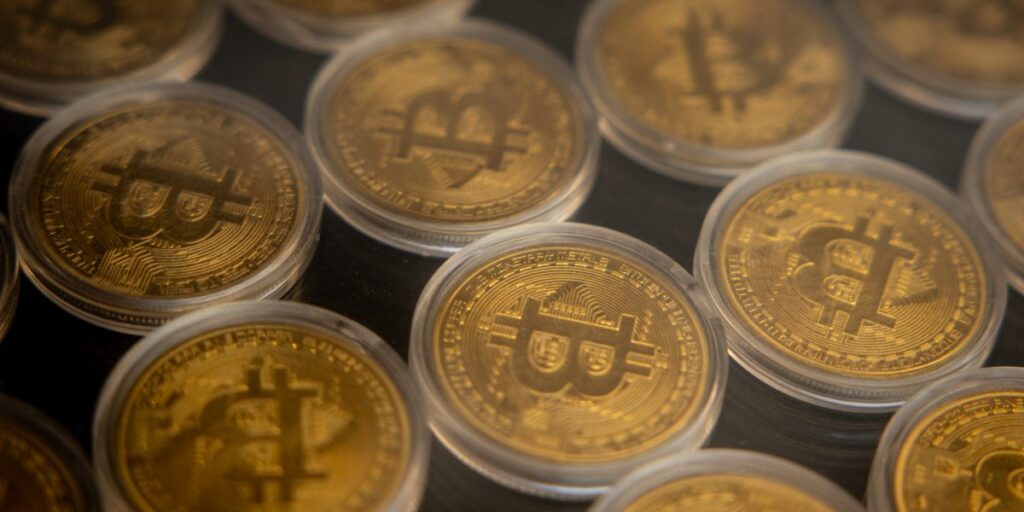 Bitcoin se stabilise après que le coup du fouet tarifaire ait brièvement envoyé le prix en dessous de 65 000 $