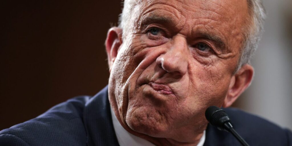 Un juge fédéral bloque les réductions de vaccins pour enfants de RFK Jr., affirmant qu’il a probablement violé la loi