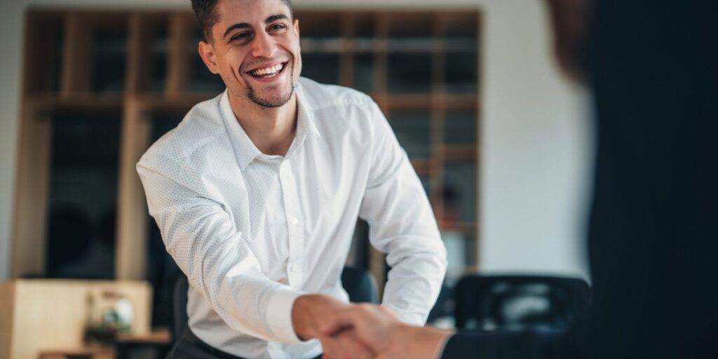 Oubliez les déjeuners et les siestes gratuits. Les startups d’IA attirent les travailleurs avec des salaires qui montent en flèche. Certains récents diplômés en informatique gagnent plus de 300 000 $.