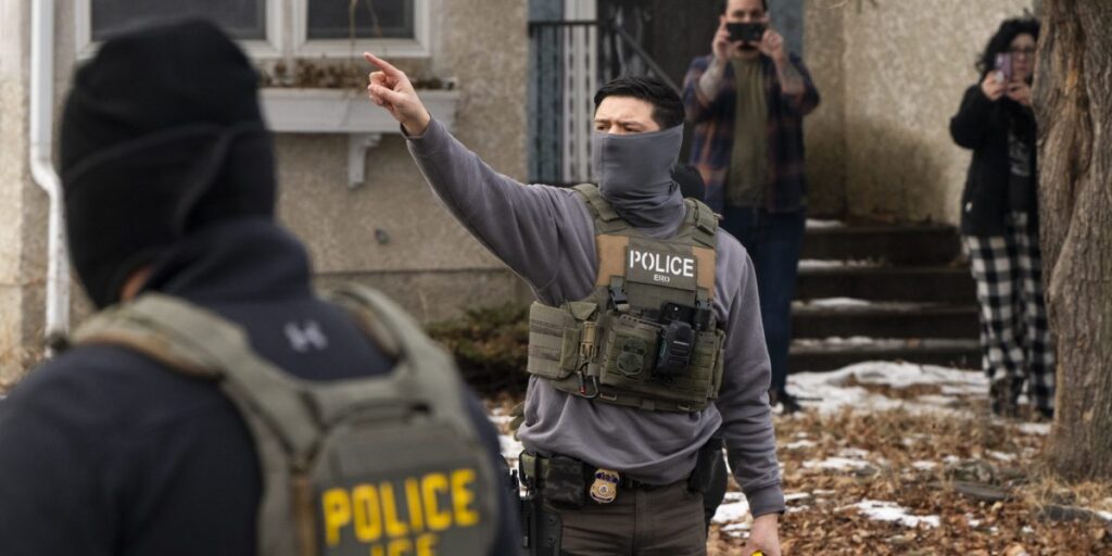 Le président Trump déclare qu’il ordonnera à l’ICE de surveiller les aéroports et s’engage à arrêter « tous les immigrants illégaux »