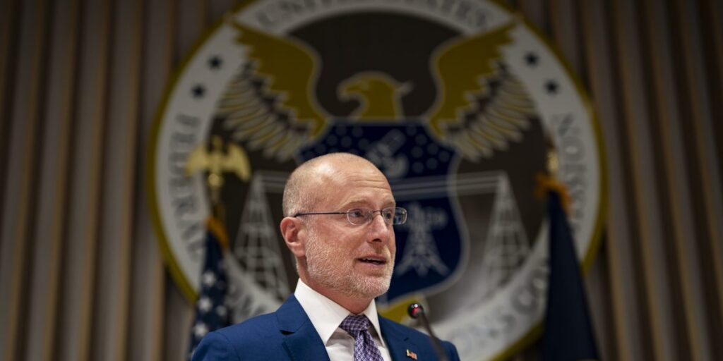 Kerr de la FCC menace la licence TV en raison de problèmes médiatiques