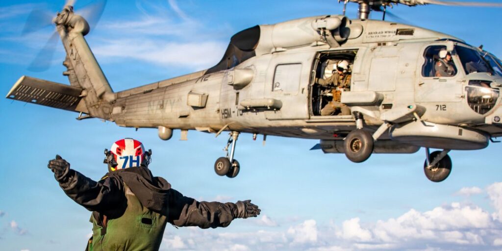 Le pétrole augmente alors que l’Iran assume le rôle de gardien à Ormuz et que le président Trump envisage une option navale risquée pour rouvrir le détroit