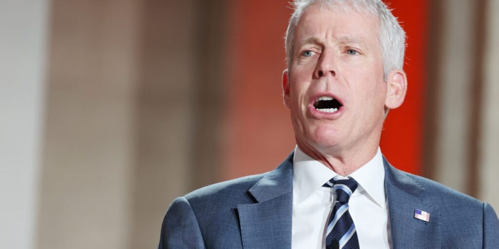 Le secrétaire à l’Énergie utilise la Defense Production Act pour forcer les compagnies pétrolières du Texas à redémarrer leurs opérations en Californie