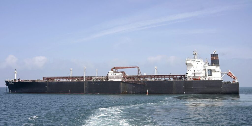 Les États-Unis autorisent la vente de brut iranien bloqué pour freiner la hausse des prix du carburant