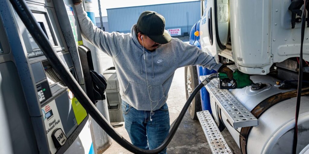 Les rendements obligataires chutent même si les prix du pétrole sont supérieurs à 102 dollars, ce qui indique que Wall Street craint davantage la récession que l’inflation.