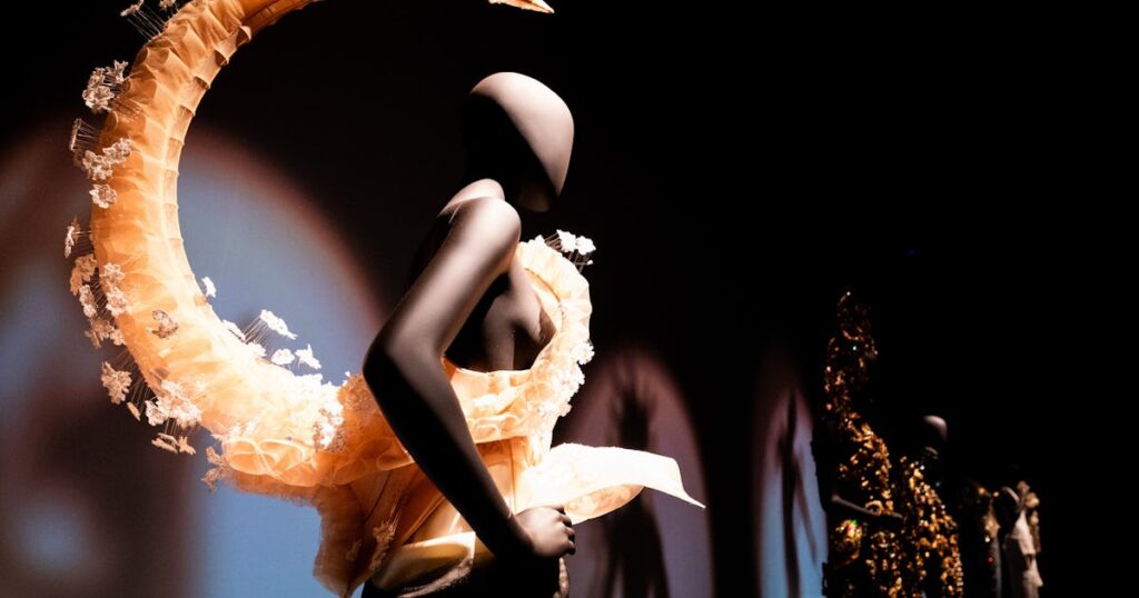 Comment Elsa Schiaparelli est devenue l’une des créatrices de mode les plus drôles et les plus étranges