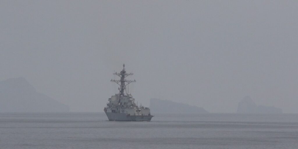 L’Iran menace les navires de guerre américains qui tentent de s’emparer du détroit d’Ormuz