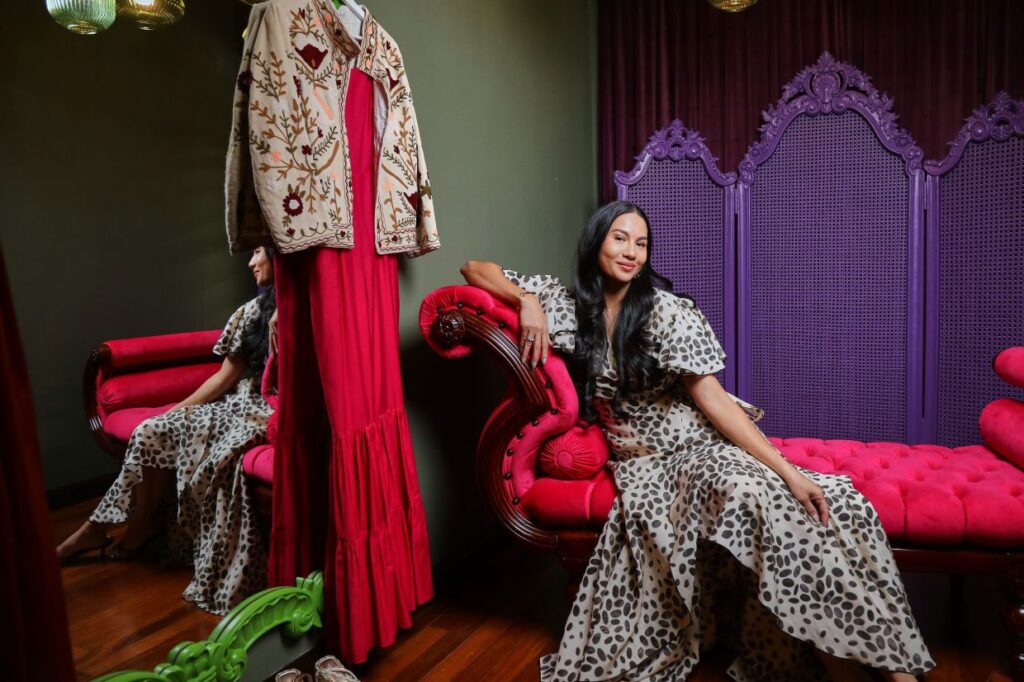 La créatrice de mode Charlene Chia crée des pièces qui sont non seulement portables, mais utiles au quotidien.