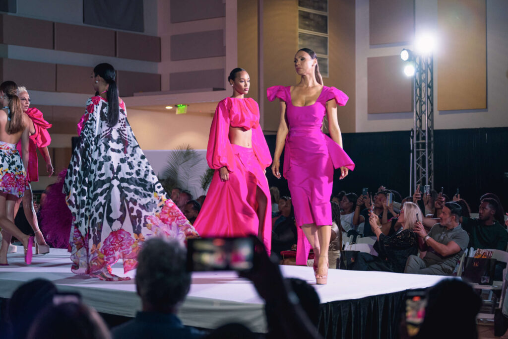 Atelier de mannequins organisé avant la Cayman InStyle Fashion Week