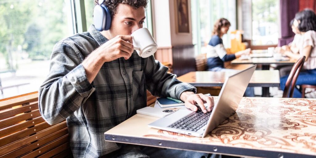 Goldman Sachs annonce que l’IA supprime 16 000 emplois aux États-Unis chaque mois, la génération Z en faisant les frais.