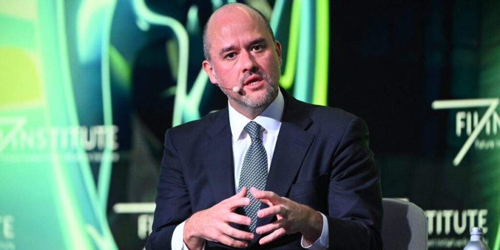 Le PDG de Nissan gère le stress en jouant de la batterie dans un groupe et en jouant au tennis le week-end