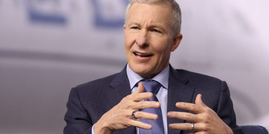 Le PDG d’United Airlines, Scott Kirby, déclare qu’il ne se sent pas moins accompli lorsqu’il s’allonge sur le sol de son bureau pour une sieste de 20 minutes.