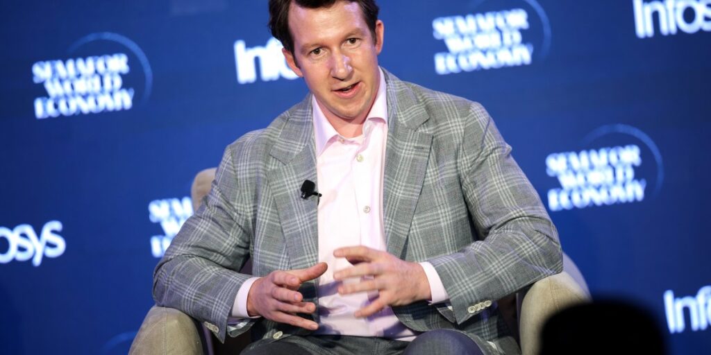 Le co-fondateur d’Anthropic, spécialisé en littérature, affirme qu’il vaut mieux savoir quelles questions poser que coder