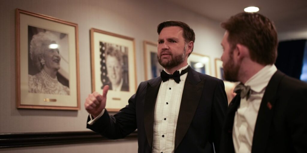 Après les coups de feu, J.D. Vance a été le premier à être traîné hors de la scène, suivi du président Trump et de la première dame.