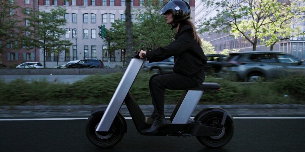 Infinite Machine, la société derrière a16z, développe un vélo électrique qui ressemble à un cyclomoteur. Les cyclistes peuvent se sentir mal à l’aise