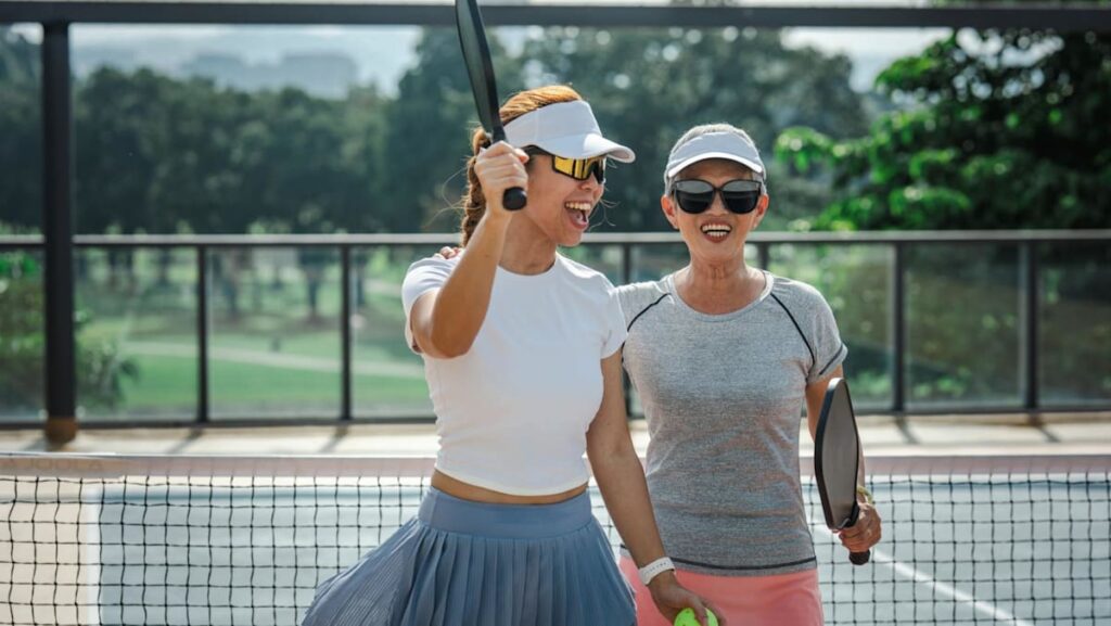 Mode Pickleball : que porter pour jouer et comment avoir fière allure en dehors du terrain