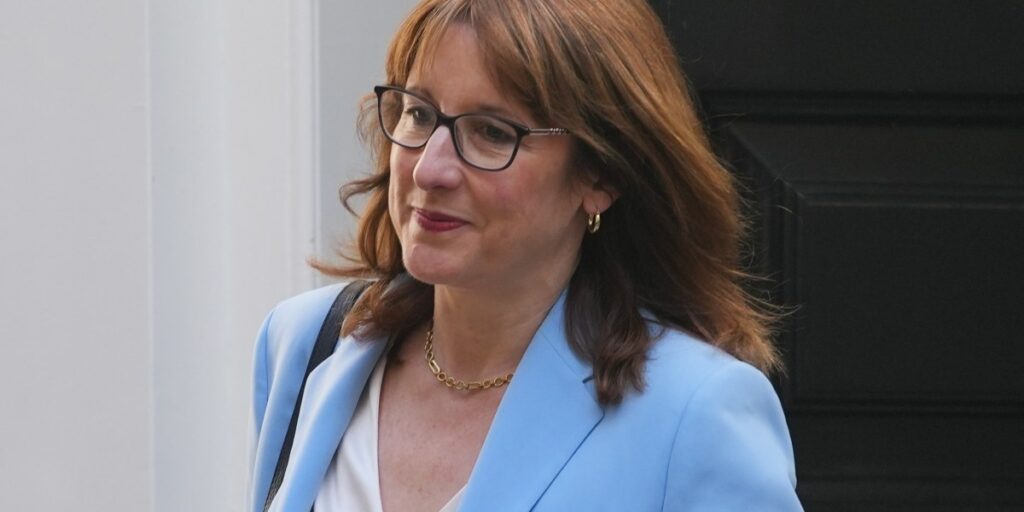 La réponse du gouvernement britannique à la crise du coût de la vie : des réductions sur les billets des parcs à thème et les barres chocolatées