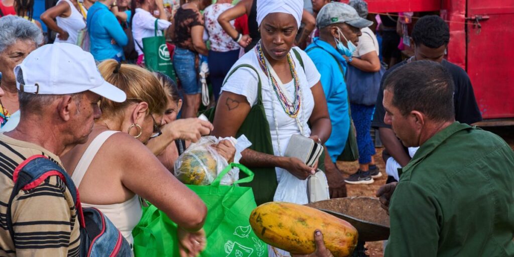 À mesure que l’économie s’effondre, les biens essentiels à Cuba sont de plus en plus vendus contre des dollars. « Ici, tout manque. »