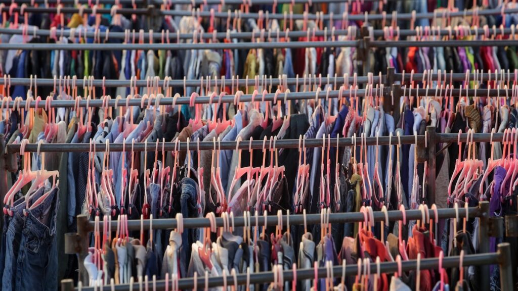 La façon la plus écologique d’acheter des vêtements, selon les experts de la mode