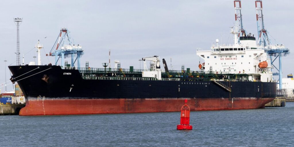 Les États-Unis autorisent l’expiration de l’exemption sur les ventes de pétrole russe malgré les tensions du marché